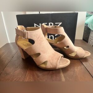 Women Naturalizer Lexie Sandals Sz 7